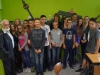 13 SchülerInnen des St-Marien-Gymnasiums, Berlin-Neukölln, mit Manfred Wenzel (l.)